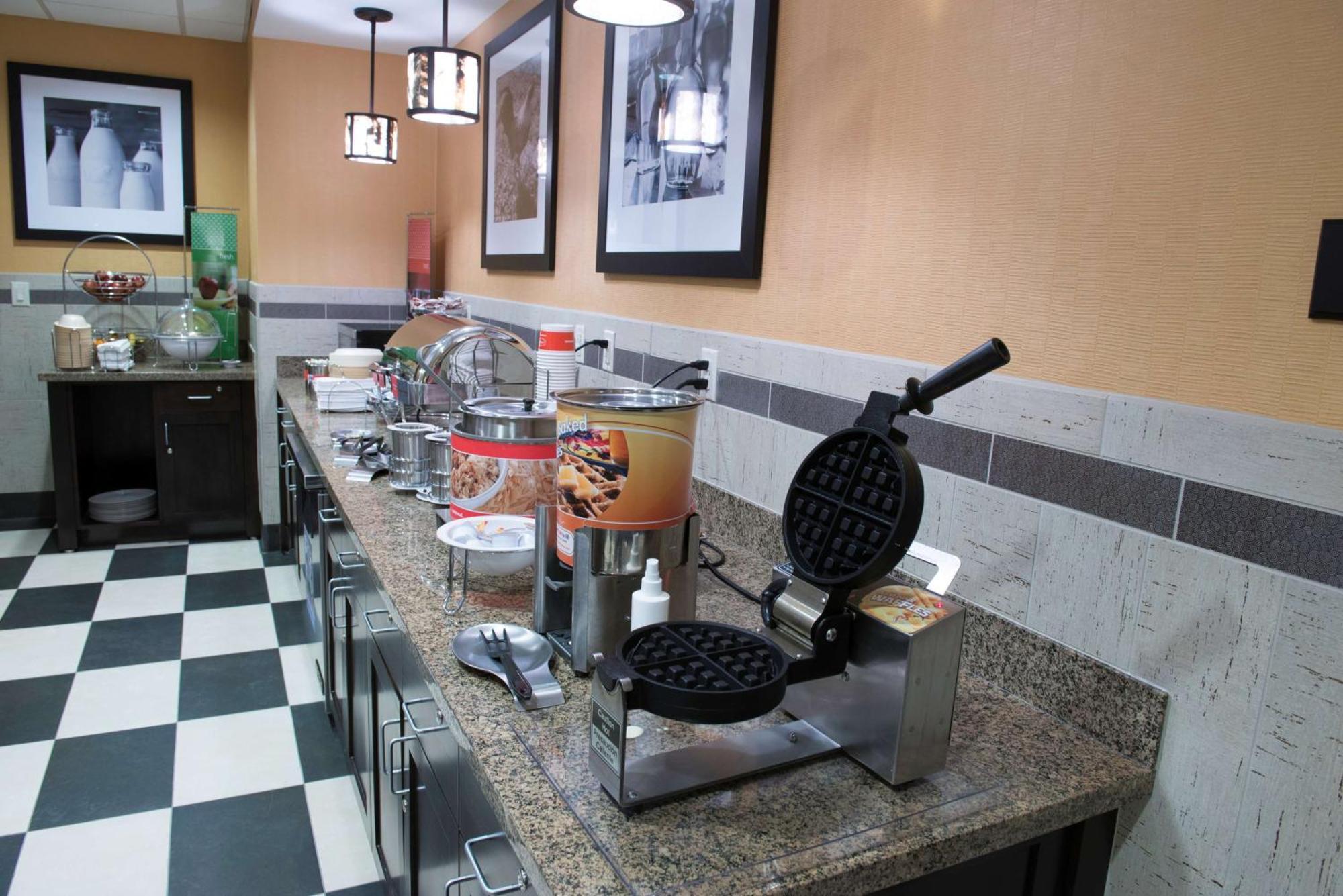 Hampton Inn & Suites Bismarck Northwest Dış mekan fotoğraf